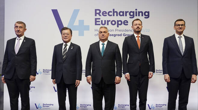 헝가리를 국빈 방문 중인 문재인 대통령이 4일(현지시각) 헝가리 부다페스트 바르케르트 바자르 정상회의장에서 열린 한-비세그라드 그룹(V4.헝가리·폴란드·체코·슬로바키아) 정상회의에 앞서 기념촬영을하고 있다. 왼쪽부터 안드레이 바비시 체코 총리, 문재인 대통령, 빅토르 오르반 헝가리 총리, 에두아르트 헤게르 슬로바키아 총리, 마테우시 모라비에츠키 폴란드 총리. 연합뉴스