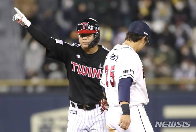 [서울=뉴시스] 정병혁 기자 = 5일 오후 서울 송파구 잠실야구장에서 열린 2021 KBO 포스트시즌 준플레이오프 2차전 두산 베어스와 LG 트윈스의 경기, 6회초 2사 주자없는 상황 LG 김민성이 2루타를 친 뒤 손을 들어보이고 있다. 2021.11.05. jhope@newsis.com