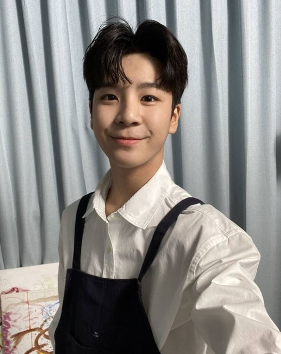 Jung Dong-won posted a picture on his instagram on the 5th.In the picture, Jung Dong-won is smiling in an art apron, and there are some paintings in the background, which explains Jung Dong-wons transformation into a painter.