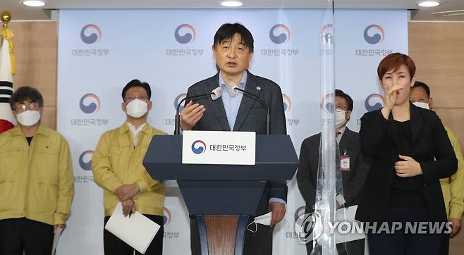 코로나19 해외 개발 백신 부작용 질문 답변 (서울=연합뉴스) 백승렬 기자 = 송만기 국제백신연구소 차장이 정부서울청사에서 정부의 코로나19 백신의 부작용에 대한 질문에 답변하고 있다. 2020.12.18 srbaek@yna.co.kr