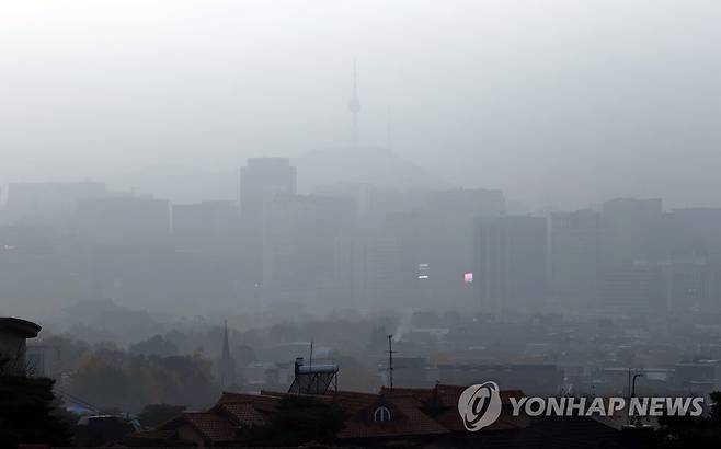 서울, 초미세먼지 ‘나쁨’ (서울=연합뉴스) 윤동진 기자 = 초미세먼지가 ‘나쁨’을 기록한 5일 오전 서울 시내가 뿌옇다. 2021.11.5 mon@yna.co.kr