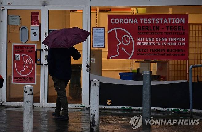 (베를린 AFP=연합뉴스) 4일(현지시간) 독일 베를린에서 한 행인이 신종 코로나바이러스 감염증(코로나19) 진단 검사 센터 앞을 지나가고 있다. 2021.11.5. photo@yna.co.kr