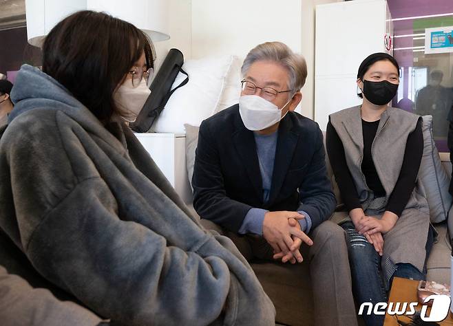 이재명 더불어민주당 대선후보가 6일 오전 서울 동대문구에 위치한 ‘장안생활’을 방문해 공유빨래 공간에서 청년과 대화를 나누고 있다. 2021.11.6/뉴스1 © News1 성동훈 기자