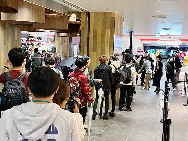 지난 10월 일본 한 쇼핑센터에 설치된 뽑기 기계에서 피치항공의 '여행복권'을 뽑기 위해 기다리는 인파. /피치항공 트위터