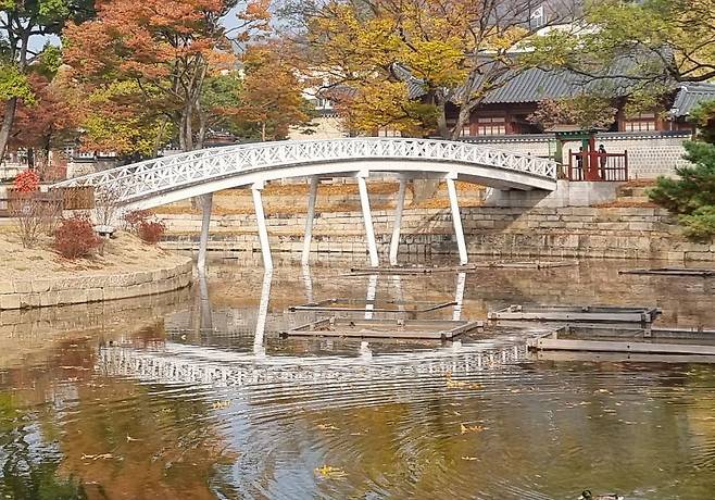 복원을 마치고 공개된 취향교. 고풍스런 향원정 정자와는 달리 철재 다리처럼 보이는 현대적 분위기의 하얀색 목조 다리다. /유석재 기자