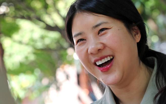 서울 정동의 한 야외카페에서 코미디언 강유미가 환하게 웃고 있다. 이정용 선임기자 lee312@hani.co.kr