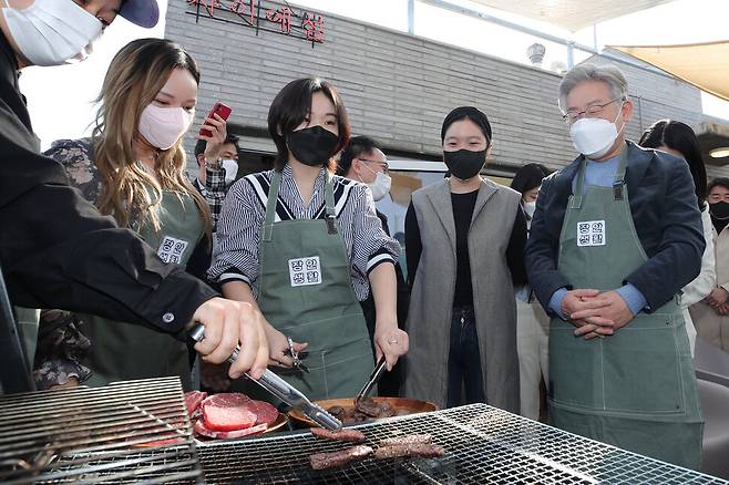 더불어민주당 이재명 대선 후보가 6일 오전 서울 동대문구 청년주택 \