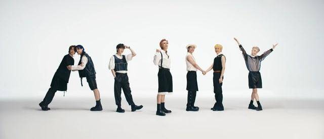 그룹 BTS(방탄소년단)의 히트곡 버터(Butter) 뮤직비디오에 등장하는 방탄소년단이 몸으로 만든 ARMY(아미, 방탄소년단의 팬클럽 이름). 하이브 제공