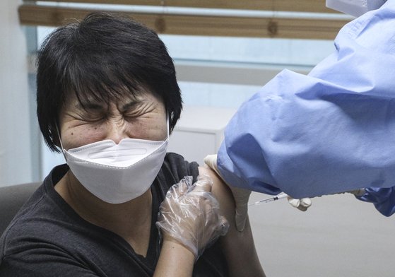 지난 2월 26일 서울 관악구보건소에서 관악치매전문요양센터 요양보호사가 아스트라제네카 백신을 맞고 있다. 뉴스1