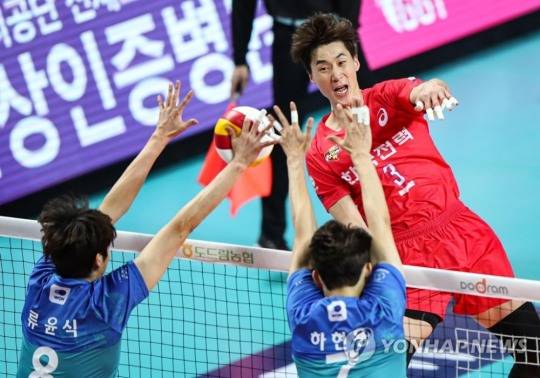 배구에서 공격수들은 역회전으로 스핀이 걸린 스파이크로 공격 성공률을 높인다. 사진은 한국전력 박철우가 우리카드 수비를 피해 공격을 성공하는 모습. [연합뉴스 자료사진]