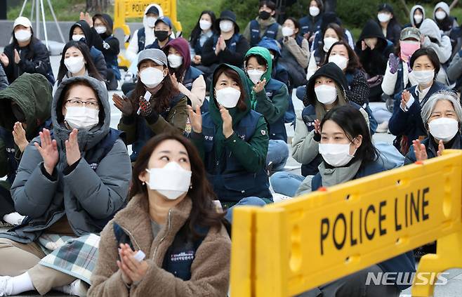 [서울=뉴시스] 백동현 기자 = 단계적 일상회복(위드 코로나) 방역체계가 시작한 지난 1일 오후 서울 영등포구 KB국민은행 신관 앞에서 민주노총 조합원들이 집회를 하고 있다. 이날부터 집회와 행사는 코로나19 백신 접종 여부와 상관 없이 100명 미만까지, 접종 완료자 등으로만 구성되면 500명 미만까지 참여 가능하다. 2021.11.01. livertrent@newsis.com