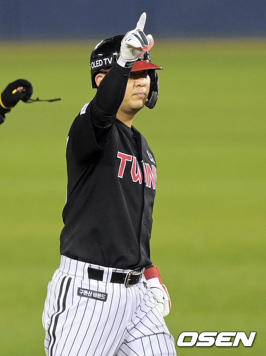 [OSEN=잠실, 조은정 기자] 5일 오후 서울 잠실야구장에서 '2021 신한은행 SOL KBO 리그' 포스트시즌 두산 베어스와 LG 트윈스의 준플레이오프(준PO) 2차전이 열렸다.  6회초 2사 LG 김민성이 왼쪽 담장을 때리는 2루타를 날린 뒤 세리머니를 하고 있다. 2021.11.05 /cej@osen.co.kr