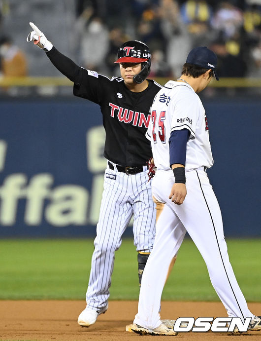 [OSEN=잠실, 이대선 기자] 5일 오후 서울 잠실야구장에서 '2021 신한은행 SOL KBO 리그' 포스트시즌 두산베어스와 LG 트윈스의 준플레이오프(준PO) 2차전이 진행됐다.  6회초 2사에서 LG 김민성이 좌월 2루타를 치고 환호하고 있다. 2021.11.05 /sunday@osen.co.kr