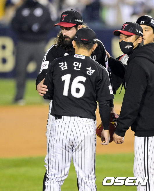 [OSEN=잠실, 조은정 기자] 5일 오후 서울 잠실야구장에서 '2021 신한은행 SOL KBO 리그' 포스트시즌 두산 베어스와 LG 트윈스의 준플레이오프(준PO) 2차전이 열렸다.  6회말 2사 1,2루 LG 선발 켈리가 교체되고 있다. 실책을 범했던 김민성이 켈리에게 다가가 미안함을 표하고 있다. 2021.11.05 /cej@osen.co.kr