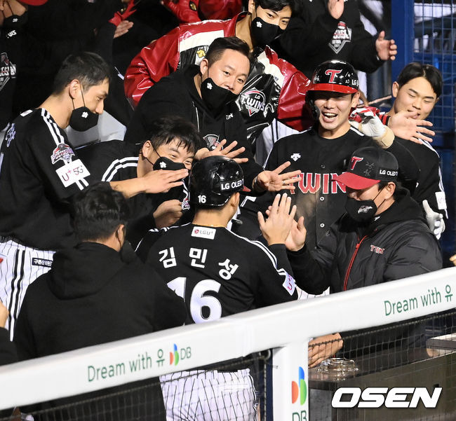 [OSEN=잠실, 민경훈 기자] 5일 오후 서울 잠실야구장에서 '2021 신한은행 SOL KBO 리그' 포스트시즌 두산베어스와 LG 트윈스의 준플레이오프(준PO) 2차전이 진행됐다.  7회초 2사 1,2루 LG 문성주의 좌익수 뒤 2타점 적시 2루타때 LG 김민성이 홈을 밟은 후 덕아웃에서 축하를 받고 있다. 2021.11.05/ rumi@osen.co.kr