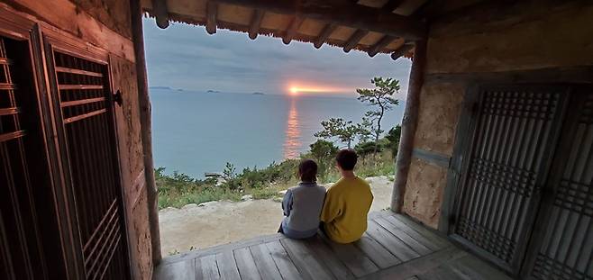 영화 자산어보 촬영세트에서 여행객이 노을을 즐기고 있다