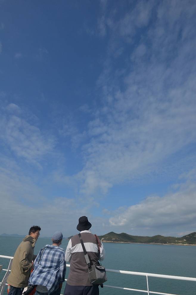 비금도로 향하는 여객선에서 여행객이 풍경을 즐기고 있다