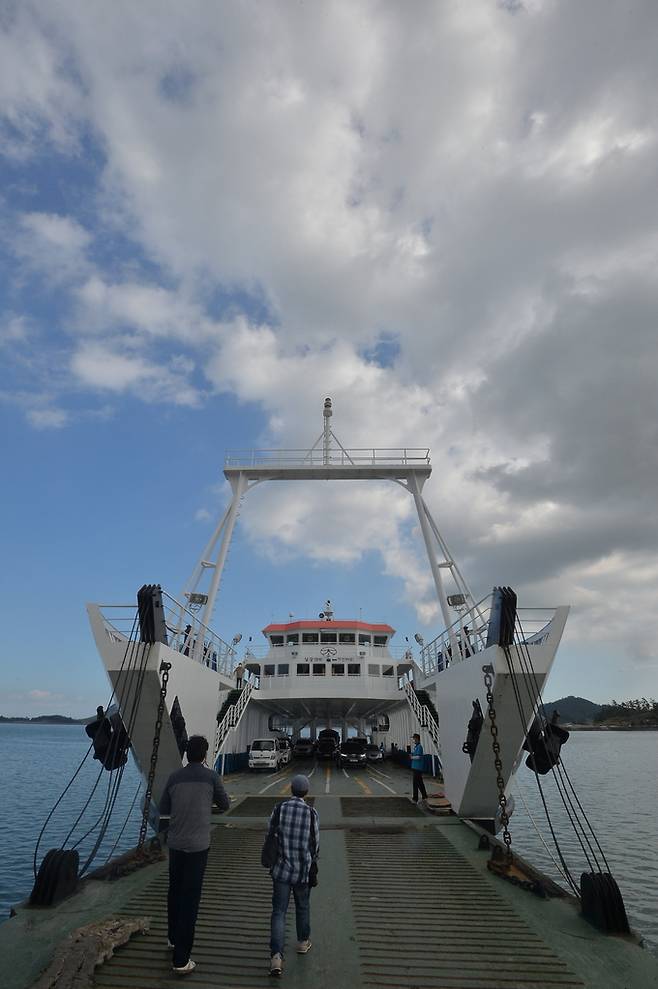 암태 남강항에서 비금도로 향하는 여객선에 승객들이 오르고 있다