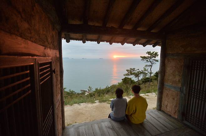 영화 자산어보 촬영세트에서 여행객이 노을을 즐기고 있다