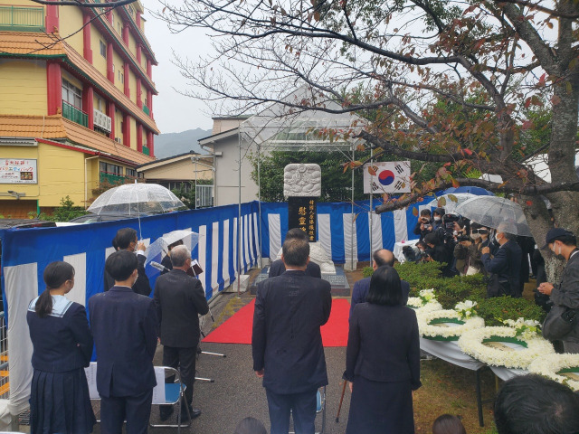 6일 오전 일본 나가사키(長崎)시 평화공원에서 강창일 주일본 한국대사와 여건이 재일본대한민국민단 단장, 무카이야마 무네코 나가사키시 의회 공명당 대표 등 한일 관계자들이 참석한 가운데 '한국인 원자폭탄 희생자 위령비 제막식'이 열렸다. 제막 이후 참석자들이 국기에 대한 경례를 하는 모습./일본=연합뉴스