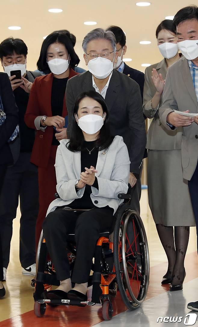 이재명 더불어민주당 대선 후보가 7일 서울 강서구 공립 지적장애 특수학교인 서진학교를 방문해 최혜영 의원의 휠체어를 밀어주며 학교 시설을 둘러보고 있다. 2021.11.7/뉴스1 © News1 구윤성 기자