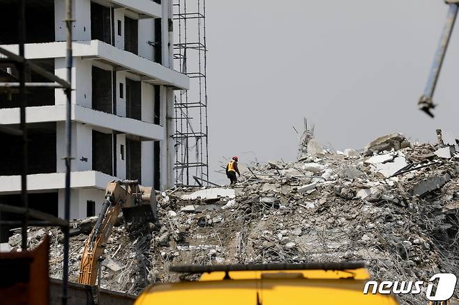 지난 1일(현지시간) 나이지리아에서 공사 중이던 21층짜리 건물이 붕괴했다. © 로이터=뉴스1 © News1 정윤영 기자