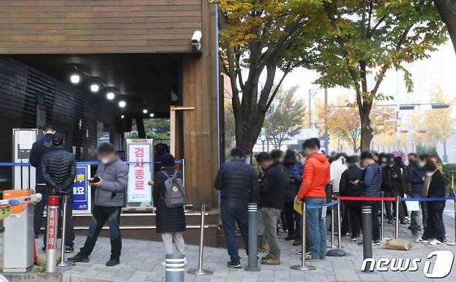 서울 송파보건소에 마련된 신종 코로나바이러스 감염증(코로나19) 선별진료소를 찾은 시민들이 검사를 받기 위해 대기하고 있다. 뉴스1 자료사잔. © News1 신윤하 기자