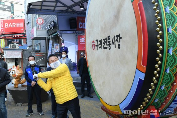 안승남 구리시장 5일 구리전통시장 만사형통고 타고. 사진제공=구리시