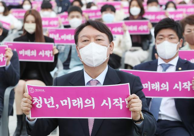 윤석열 국민의힘 대선후보가 6일 오후 서울 송파구 올림픽공원 평화의광장에서 열린 제5회 대한민국 청년의 날 기념식에서 참석자들과 함께 '청년, 미래의 시작' 이라고 적힌 피켓을 들어 보이고 있다. 연합뉴스