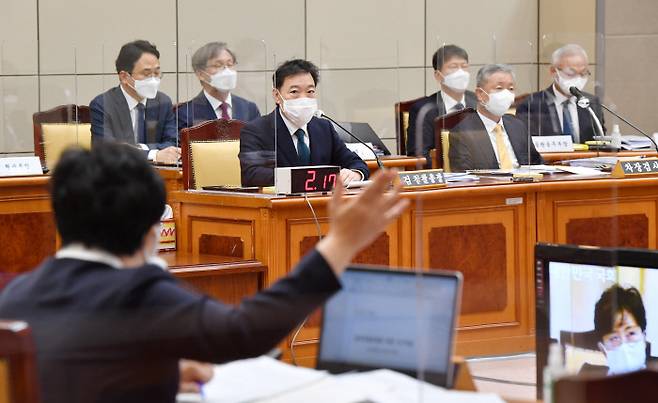 지난달 18일  서울 서초구 대검찰청에서 김오수 검찰총장이 참석한 가운데 국회 법제사법위원회 국정감사가 열렸다. 조수진 국민의힘 의원이  대장동 의혹과 관련해 질의하고 있다. 국회사진기자단