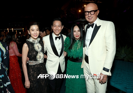 Lee Jung-jae, 48, and Im Se-ryung, 44, target group Vice Chairman, who are in public for 7 years, showed off their affection at United States of America.Lee Jung-jae and Im Vice Chairman attended the LACMA Art + Film Gala Rizzatto at the United States of America LA County Museum of Art on the 6th (local time).Lee Jung-jae and Im Vice Chairman posed affectionately with their hands on each others waists and a bright look.Next to it was Eva Chow, director of the LA County Museum, and Marco Vizari Gucci.2021 Art + Film Gala Rizzatto event is a place to honor the footsteps of the masters who have been promoting the development of contemporary art and visual arts.Lee Jung-jae was also present with Im Vice Chairman in 2019.Lee Jung-jae also took group photos with Lee Byung-hun, Park Hae-soo, director Hwang Dong-hyuk and Kim Ji-yeon, CEO of Cylon Pictures, who appeared together in squid game.Meanwhile, Lee Jung-jae and Im Vice Chairman have been in public for seven years since January 2015.