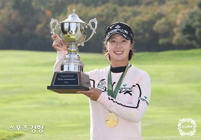 박지영이 7일 제주 엘리시안CC에서 열린 KLPGA 투어 에쓰 오일 챔피언십 최종라운드에서 역전 우승한 뒤 트로피를 들고 활짝 웃고 있다. ㅣKLPGA 제공