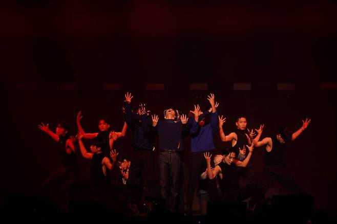 그룹 원어스(ONEUS)가 7일 오후 온라인 생중계로 진행된 단독 콘서트 'ONEUS THEATRE : 적월도'에서 멋진 공연을 펼치고 있다.  이번 콘서트에서는 9일 발표될 여섯 번째 미니앨범 'BLOOD MOON'의 타이틀곡 '월하미인'(月下美人:LUNA)이 최초 공개됐다. /사진제공=RBW 2021.11.07 /사진=이동훈 기자 photoguy@