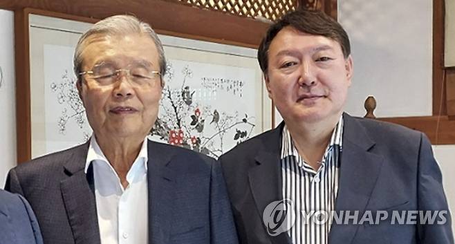 윤석열, 김종인과 오찬 회동 (서울=연합뉴스) 국민의힘 대권주자인 윤석열 전 검찰총장(오른쪽)이 17일 서울 종로구 한 음식점에서 김종인 전 국민의힘 비상대책위원장과 오찬 회동을 하고 있다.  2021.8.17   [정갑윤 전 국회부의장 측 제공. 재판매 및 DB 금지] zjin@yna.co.kr