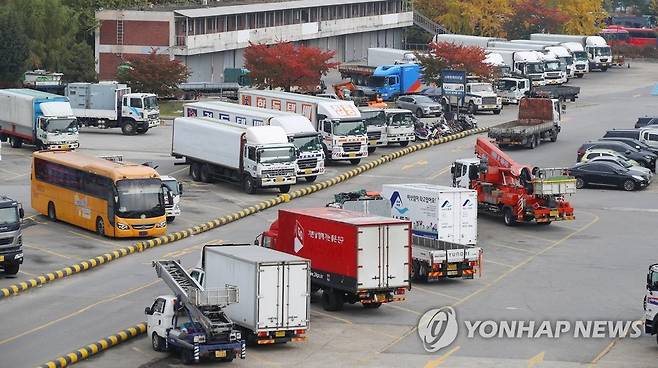 요소수 품귀, 화물대란 우려 (서울=연합뉴스) 김도훈 기자 = 중국발 요소수 품귀 현상이 심화하면서 물류대란의 우려가 커지고 있는 가운데 4일 서울 서부트럭터미널에 화물차들이 세워져 있다. 2021.11.4 superdoo82@yna.co.kr