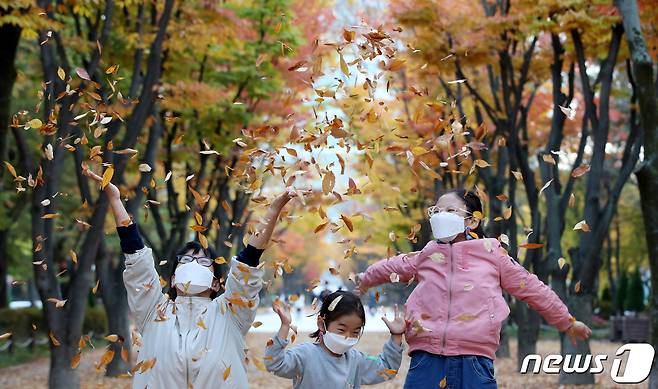 대전 서구 보라매공원에서 시민들이 깊어가는 가을의 정취를 즐기는 모습. 2021.11.1/뉴스1 © News1 김기태 기자