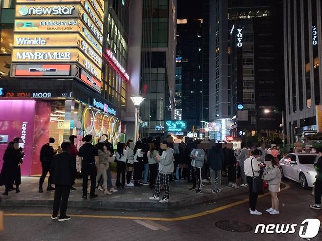 지난 주말 서울 강남역 10번 출구 인근 클럽 앞 대기줄. © 뉴스1 서한샘 기자