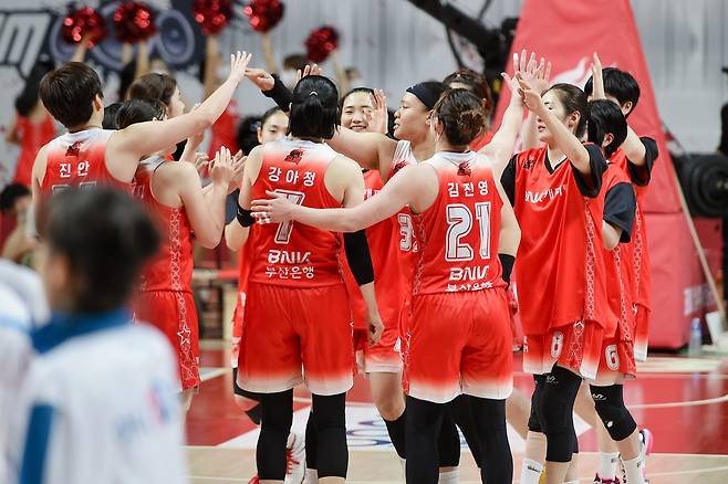 부산 BNK 썸이 부천 하나원큐를 꺾고 시즌 첫 승을 올렸다.(WKBL 제공)© 뉴스1