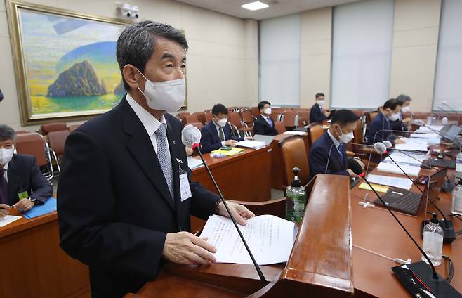 지난 10월 국회 정무위원회 국정감사에서 업무보고를 하고 있는 이동걸 산업은행장./연합뉴스