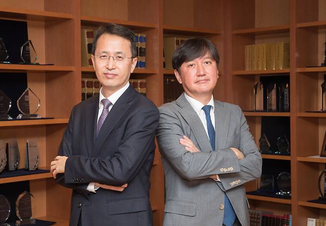 1일 오후, 서울 중구 법무법인 광장에서 진창수 변호사(왼쪽)와 설동근 변호사가 포즈를 취하고 있다./고운호 기자