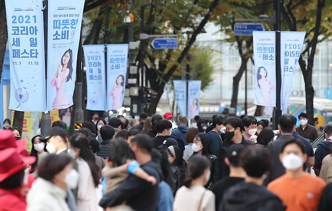 단계적 일상회복(위드 코로나) 시행 후 첫 휴일인 7일 오후 서울 중구 명동에 국내 최대 쇼핑 축제인 '2021 코리아세일페스타'를 알리는 현수막이 걸려 있다.