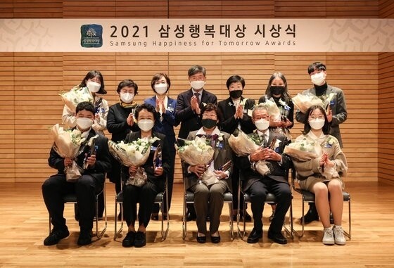 뒷줄 왼쪽부터 시계방향으로, 청소년상 하혜정 학생, 백희영 삼성행복대상 심사위원장, 김경선 여성가족부 차관, 서정돈 삼성생명공익재단 이사장, 변도윤 삼성행복대상위원장, 청소년상 박근난·박동규·박하영 학생, 가족화목상 김일주씨, 여성선도상 장필화 한국여성재단 이사장, 여성창조상 김봉옥 국가생명윤리심의위원장, 청소년상 유현우 학생. 사진 삼성생명공익재단