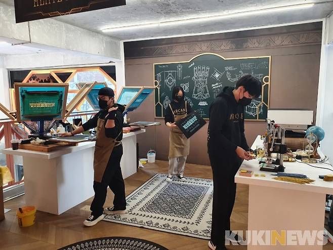 아케인 굿즈를 제작중인 행사 관계자.&nbsp; &nbsp;사진=강한결 기자