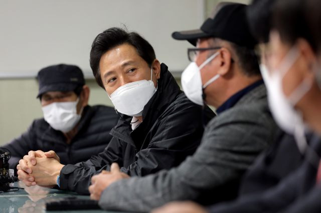 오세훈 서울시장이 지난 4일 오후 서울 노원구 하계5단지 재정비사업 현장을 찾아 주민들과 간담회를 하고 있다. 뉴시스