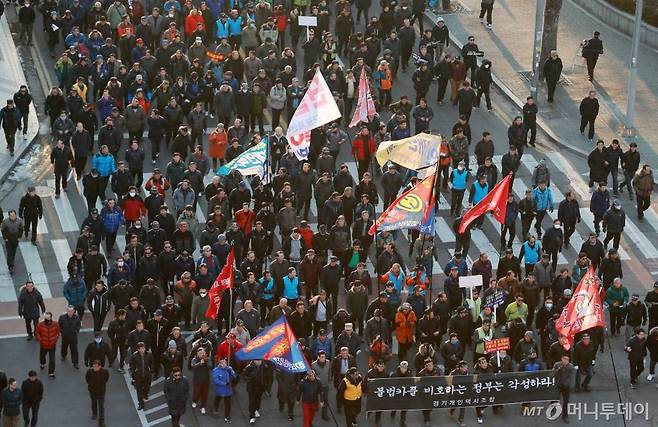 2018년 '카카오 카풀' 서비스 시행에 반대하는 전국 택시업계 노동자들이 서울 여의도 국회의사당 앞에서 총파업 집회를 한 뒤 마포대교 방향으로 행진하고 있다. /사진=이동훈 기자 photoguy@