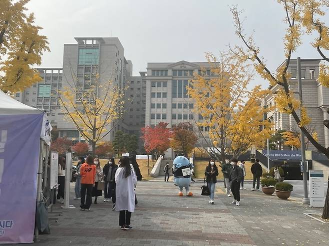 지난 4일 찾은 서울 동대문구 소재 한국외국어대 캠퍼스 전경. 위드 코로나(with corona·단계적 일상회복) 시행에 따라 오랜만에 교정을 찾은 학생들로 북적였다.