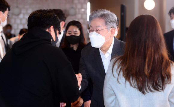 이재명 더불어민주당 대선 후보가 8일 오전 서울 성동구 패스트파이브 서울숲점에서 열린 스타트업 정책 토크에 참석해 참석자들과 인사를 하고 있다.2021. 11. 8 김명국 선임기자 daunso@seoul.co.kr