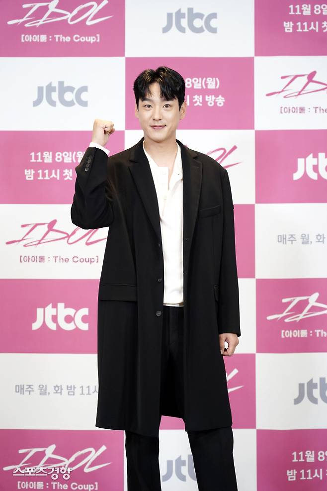 배우 곽시양이 8일 온라인 생중계 형식으로 열린 JTBC 월화극 ‘아이돌:더 쿱’ 제작발표회에 참석해 포즈를 취하고 있다. 사진 JTBC