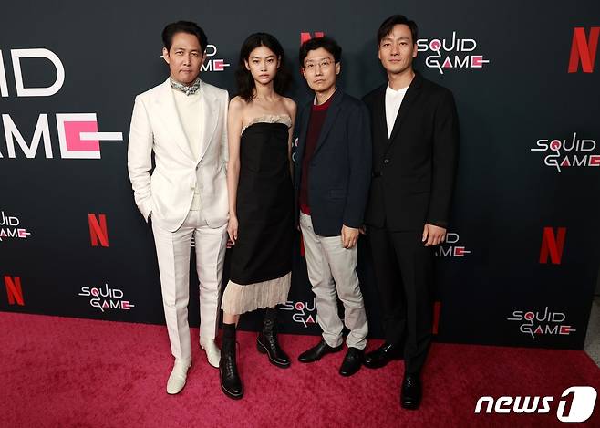왼쪽부터 배우 이정재, 정호연, 황동혁 감독, 배우 박해수 / 미국 LA에서 열린 넷플릭스 '오징어 게임' 프로모션 © AFP=뉴스1