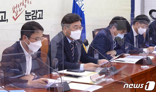윤호중 더불어민주당 원내대표가 9일 서울 여의도 국회에서 열린 원내대책회의에서 모두발언을 하고 있다. 2021.11.9/뉴스1 © News1 이동해 기자